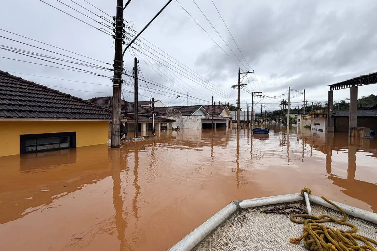 Chuvas elevam rio Ribeira e deixam quatro mortos no Paraná e em São Paulo