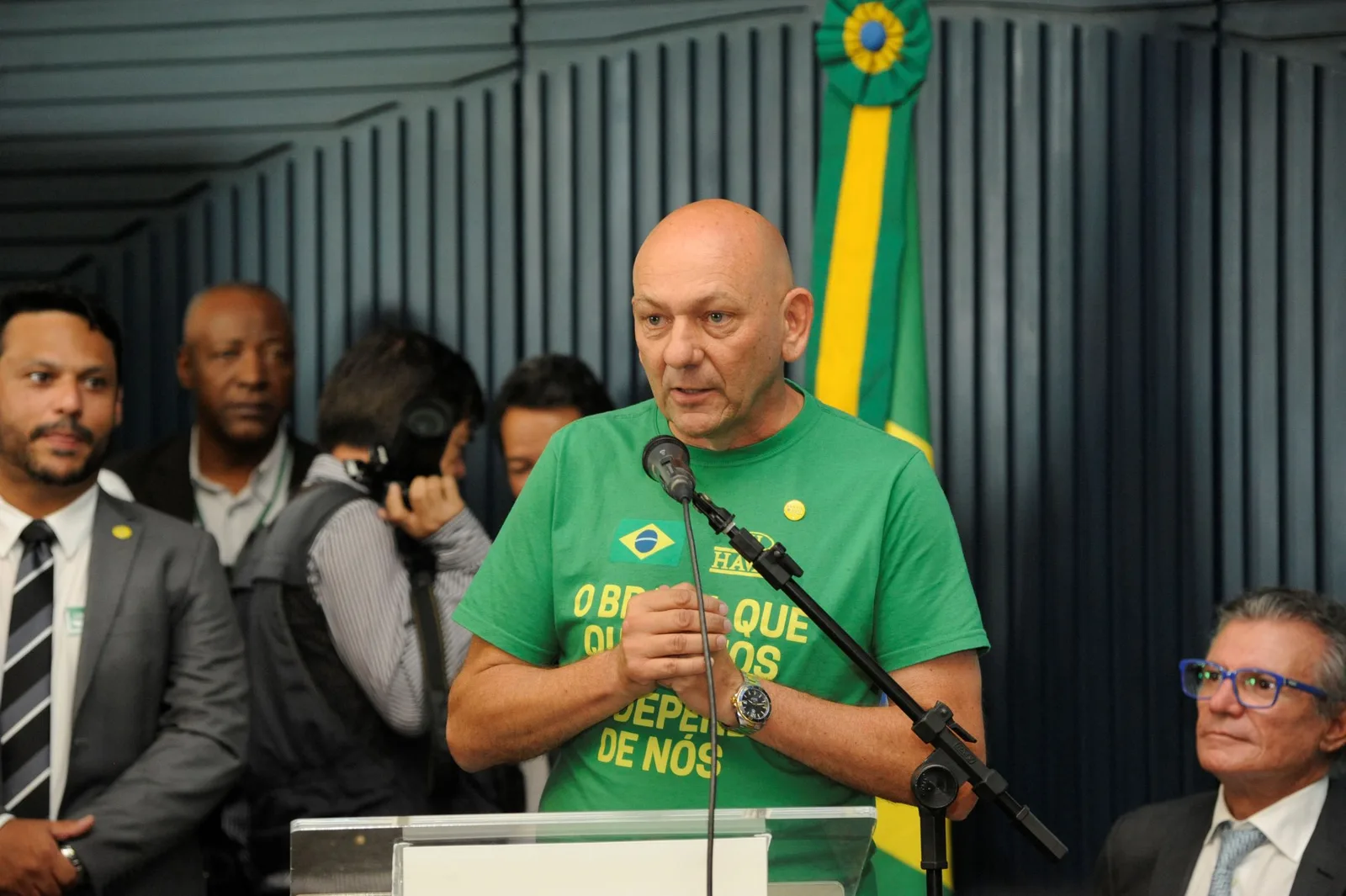 Justiça restringe manifestações políticas de Luciano Hang em lojas Havan