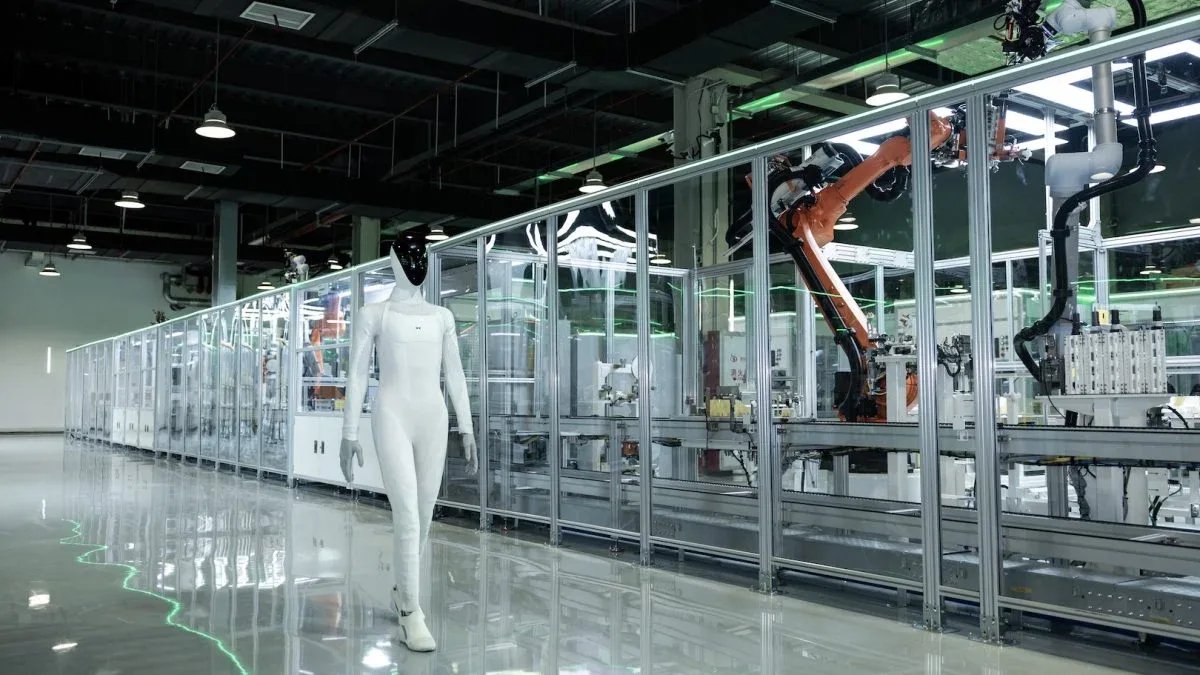 XPeng capta US$ 900 milhões e prepara estreia comercial de robôs IRON