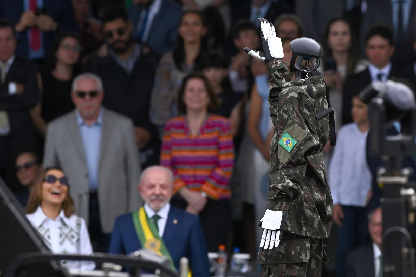 Robô humanoide presta continência a Lula durante desfile em Brasília