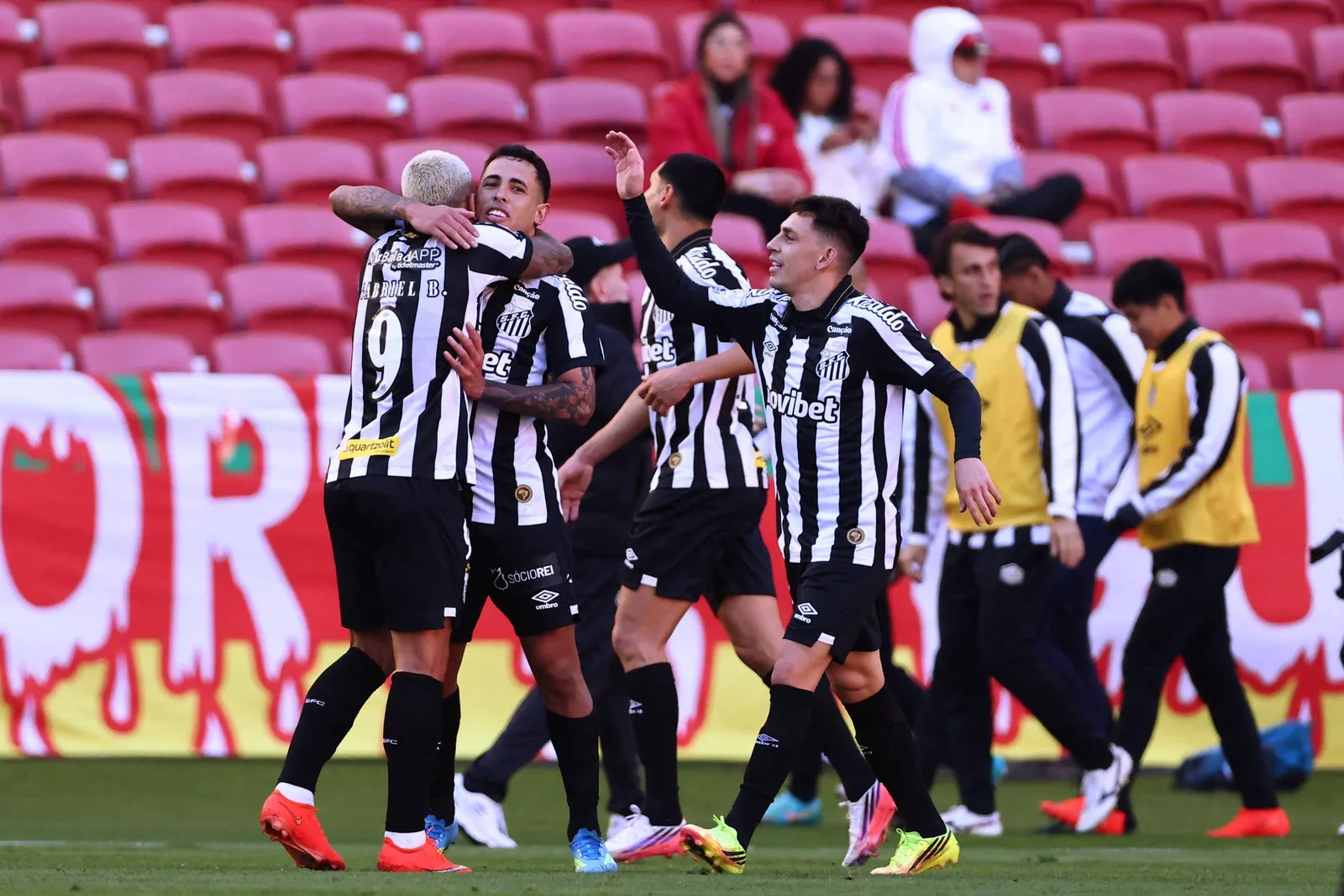 Santos segura pressão do Inter e sobe para o 12º lugar no Brasileiro