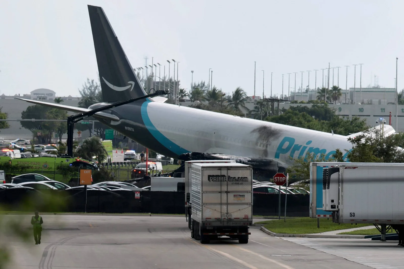Avião da Amazon pega fogo após sair da pista em Miami