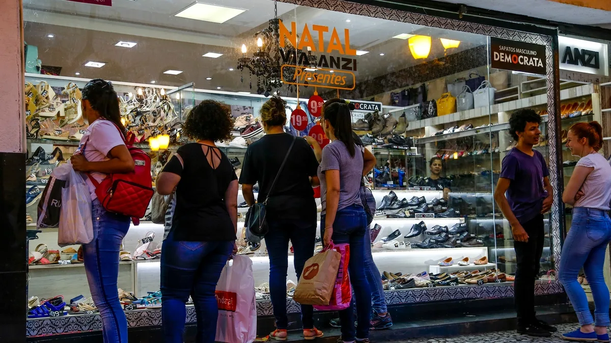 Serviços recuam 0,1% em agosto, com queda em 12 estados