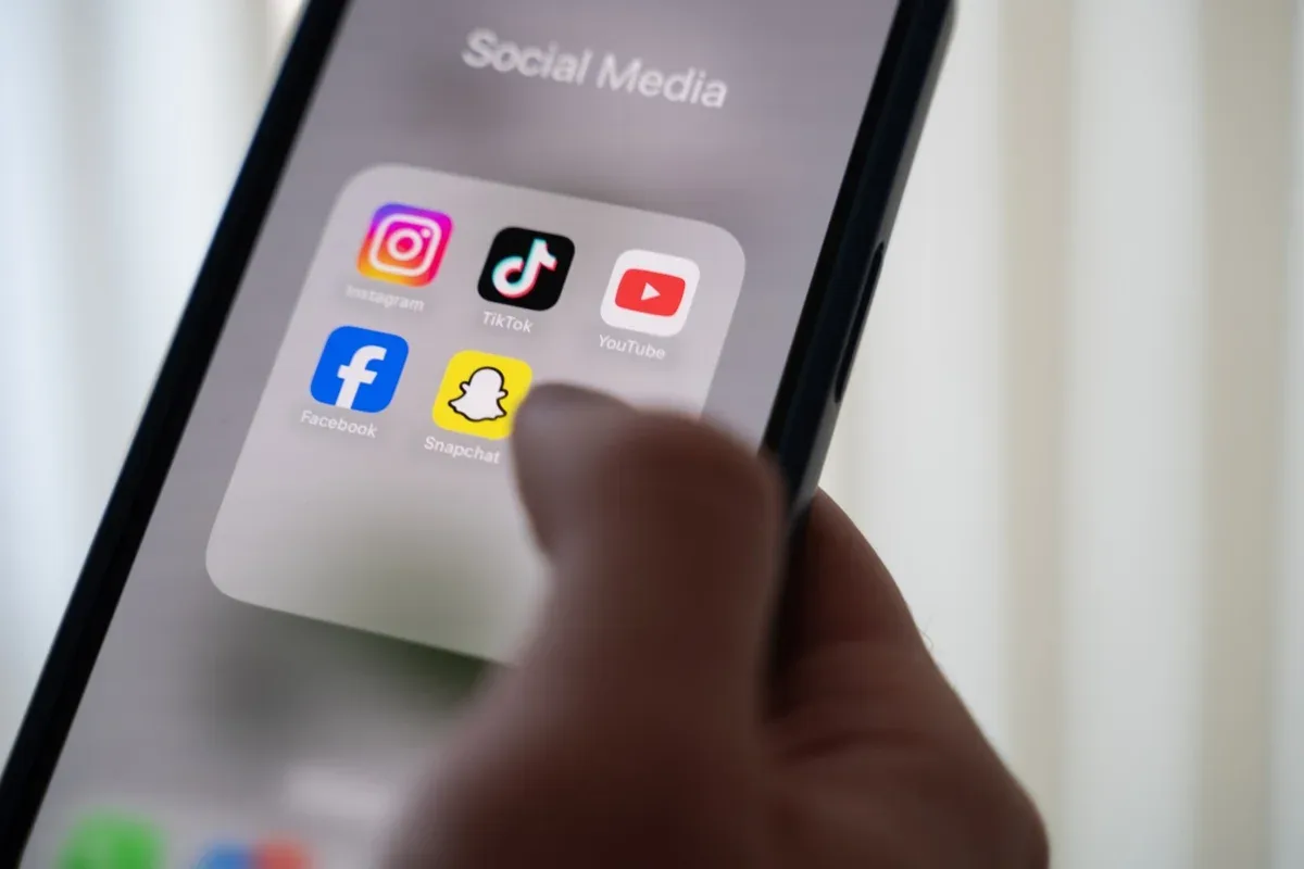 Comissão Europeia propõe limites para contas de menores nas redes sociais