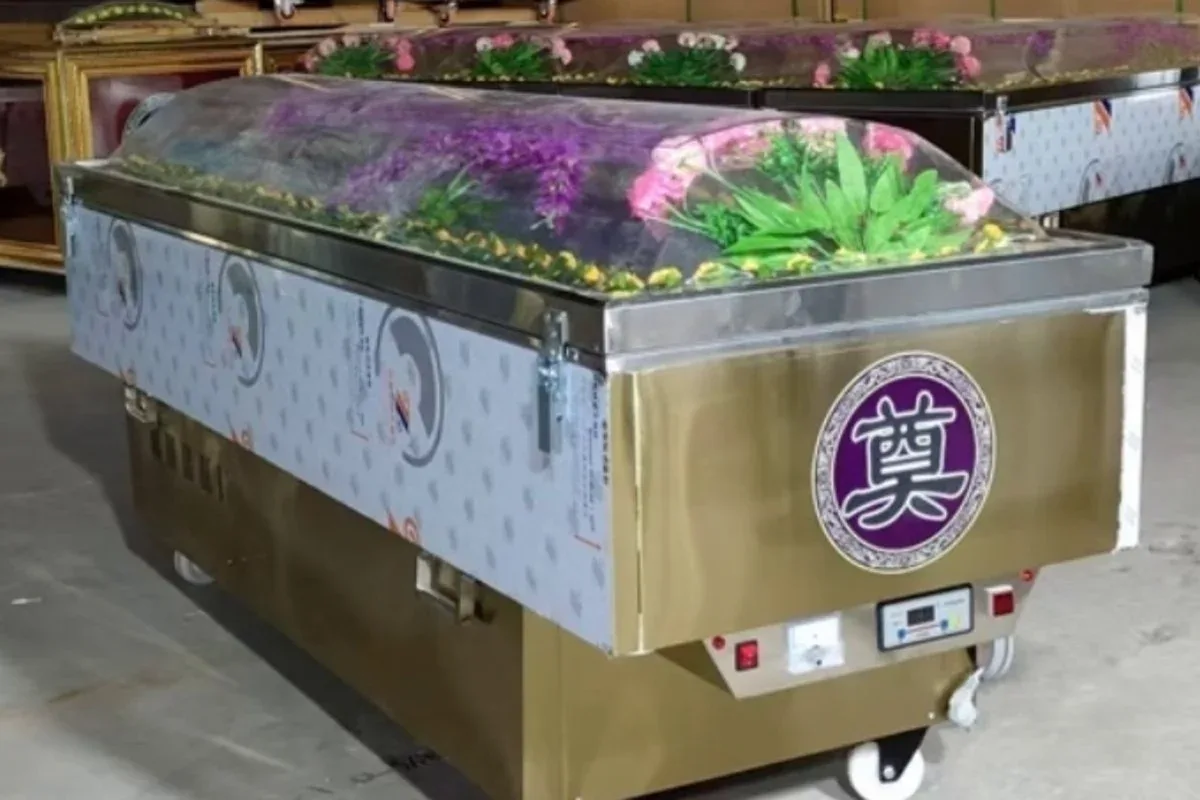 Idosa é encontrada viva dentro de caixão refrigerado na China