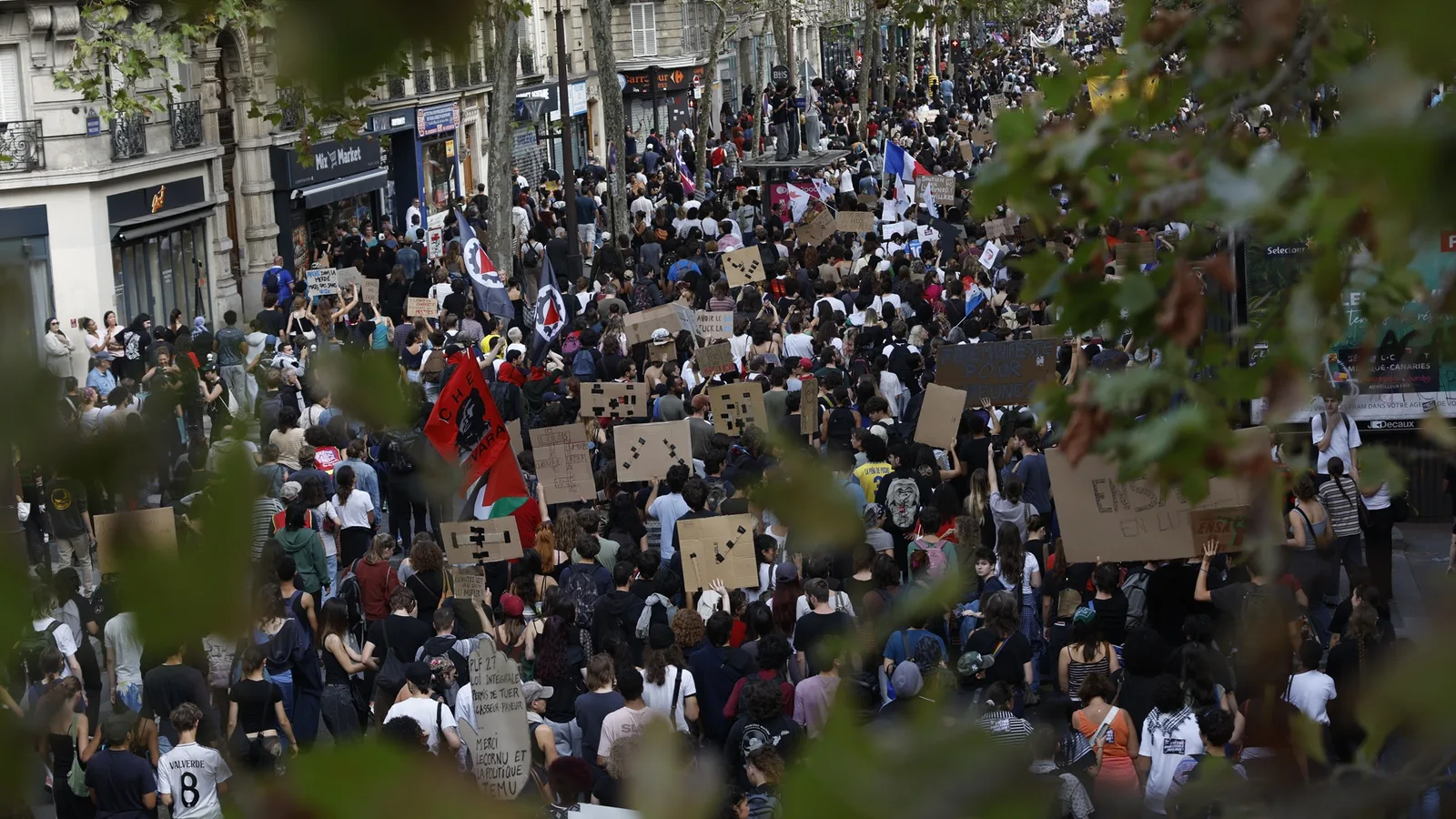 Trump atribui protestos na França à imigração e critica o Islã