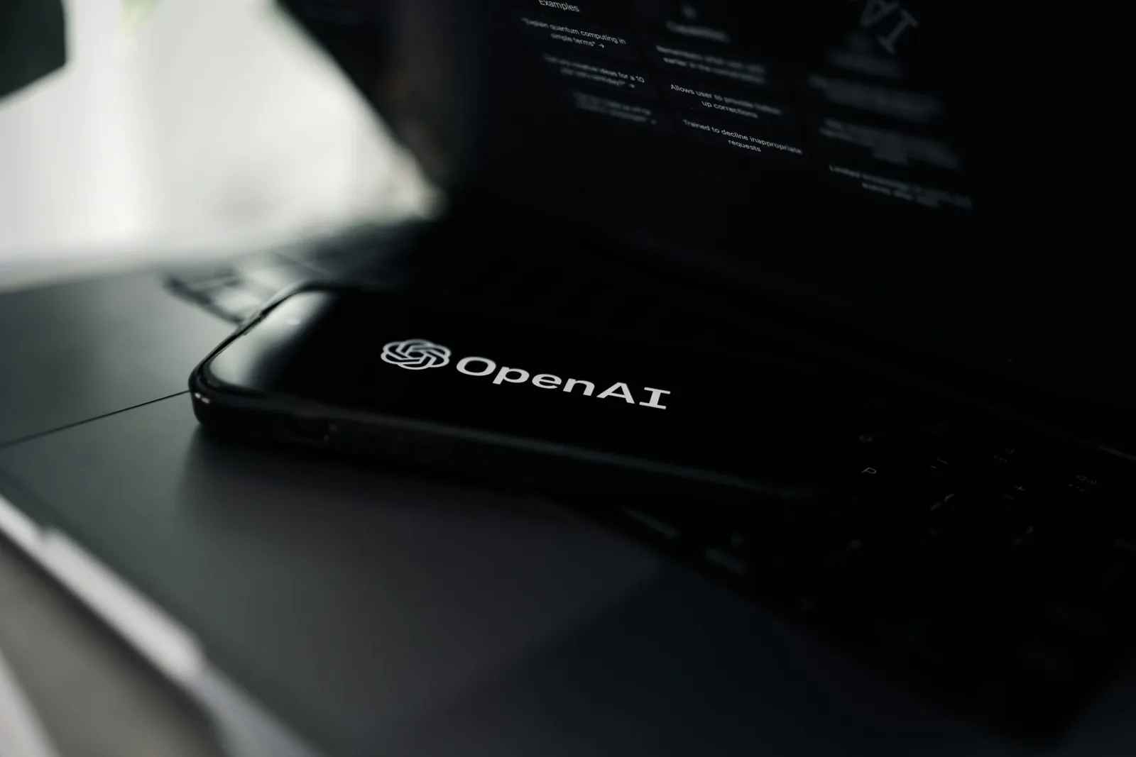 OpenAI responde a 13 processos por uso de conteúdo protegido