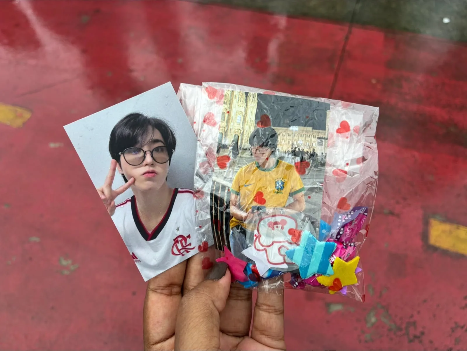 Fãs de K-pop levam photocards, brindes e bastões de luz ao Rock in Rio