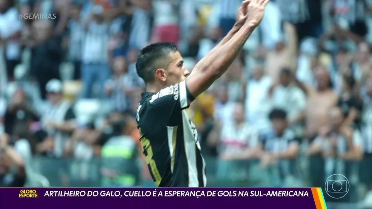 Cuello treina com camisa de Ronaldinho e amplia coleção de peças do Atlético-MG