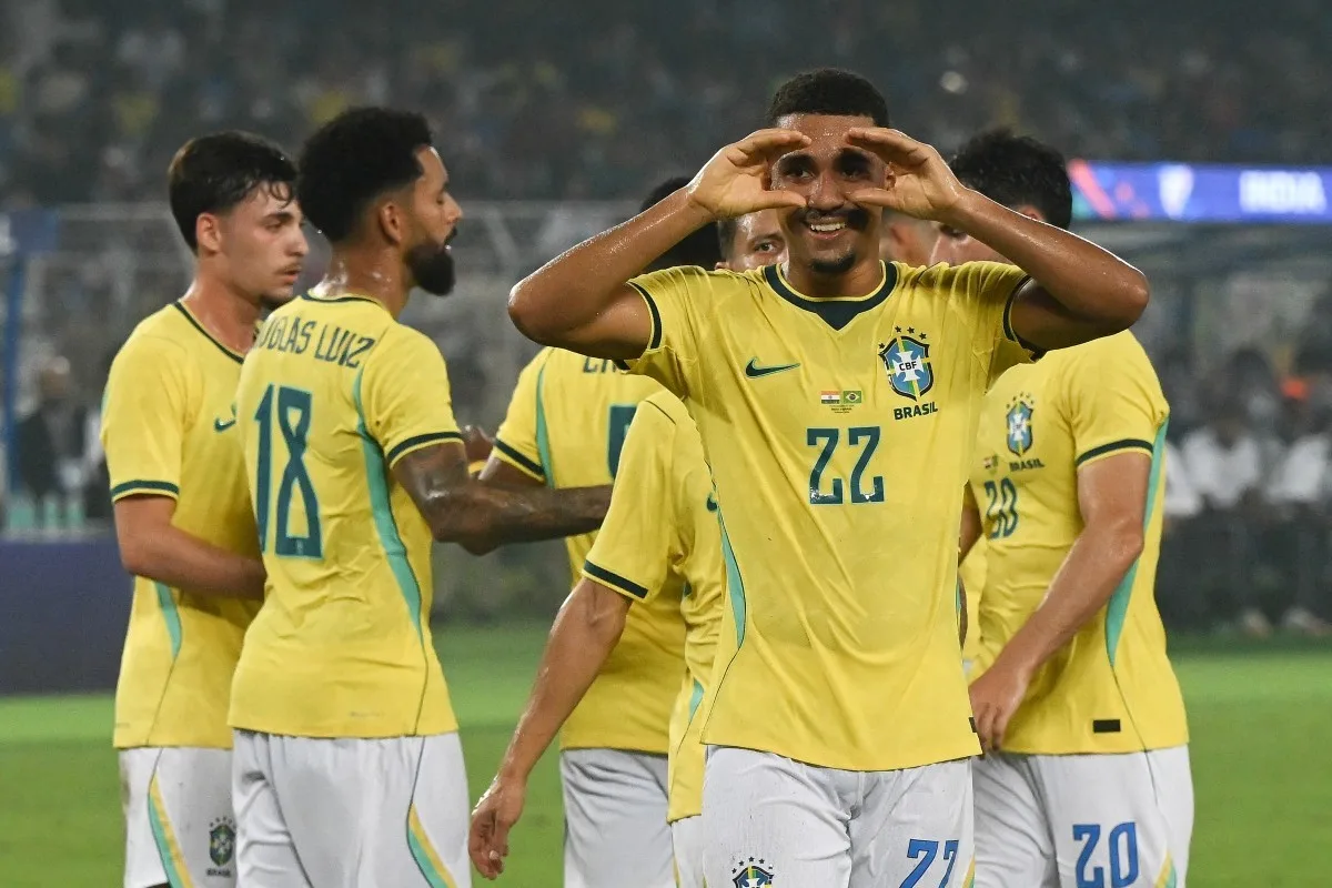 Samuel Lino pode reforçar meio-campo do Flamengo contra o Santos