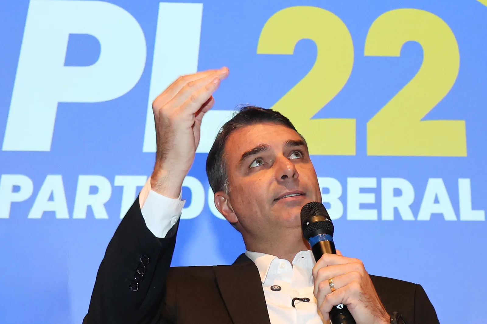 Flávio Bolsonaro pressiona Cármen Lúcia por investigação de Moraes
