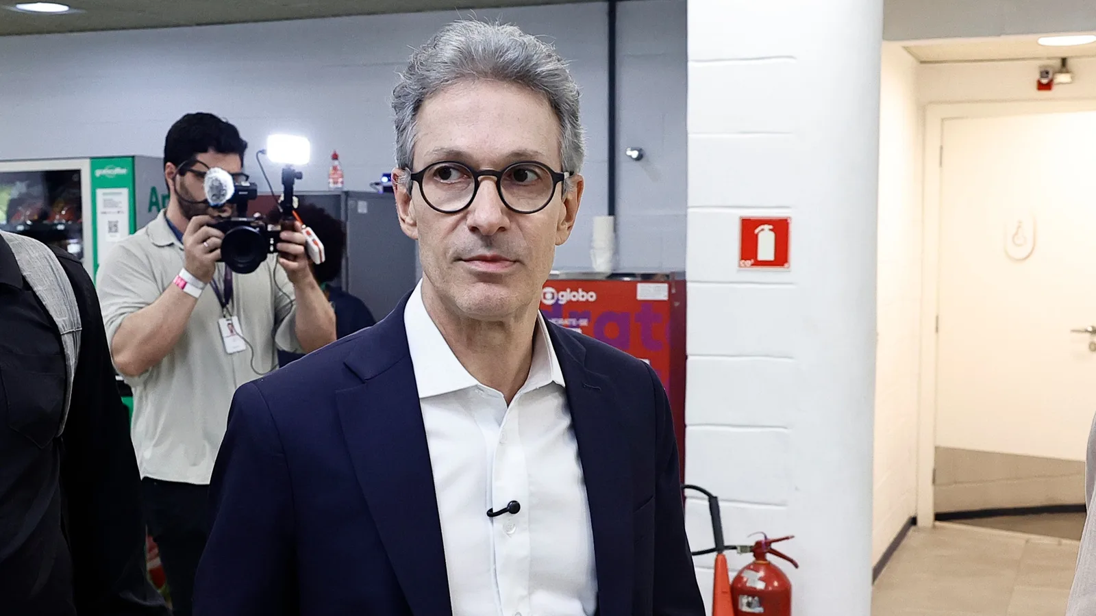 Celular levado por Zema à cabine de votação será apurado pelo TRE-MG