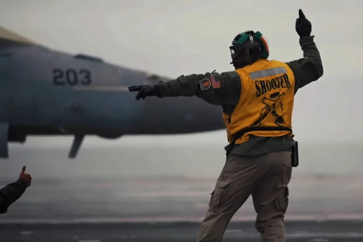 Acidente em pouso de jato no USS Dwight D. Eisenhower deixa quatro feridos