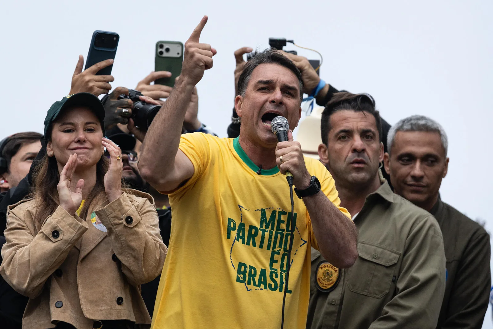 Flávio Bolsonaro lidera numericamente Lula em novo cenário de segundo turno