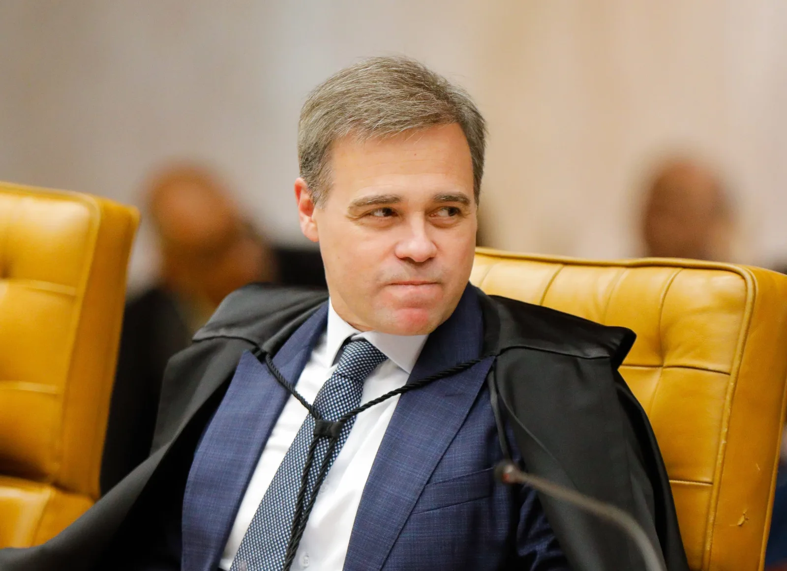 André Mendonça recebe aplausos e gritos de apoio em voo para São Paulo