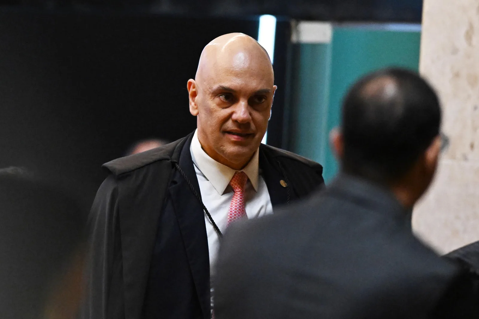 Flávio Bolsonaro amplia pressão sobre Moraes em meio à disputa no STF