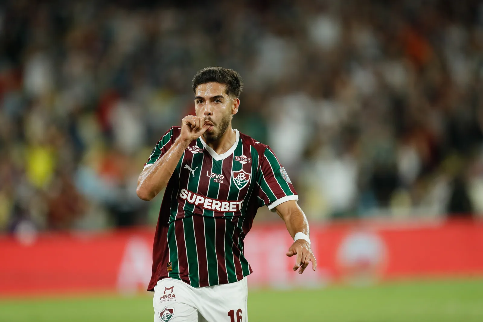 Nonato marca pelo Fluminense e presta homenagem a Paulo Angioni