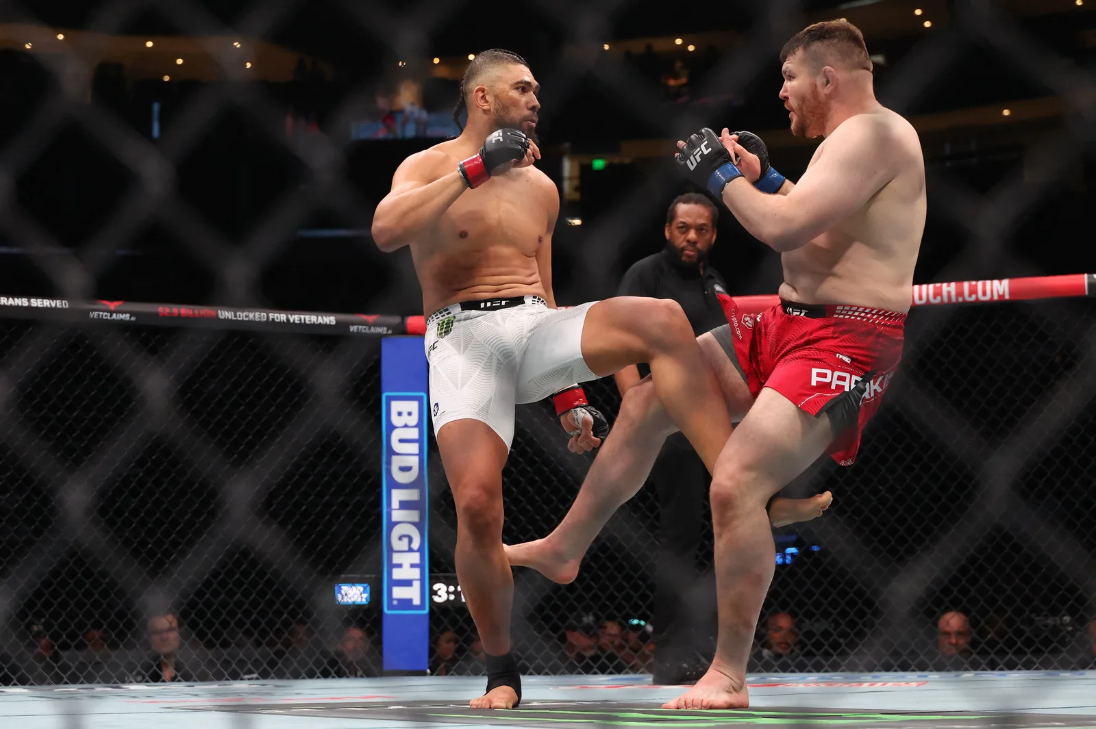 Johnny Walker vence no UFC 332 e recebe prêmio de Performance da Noite