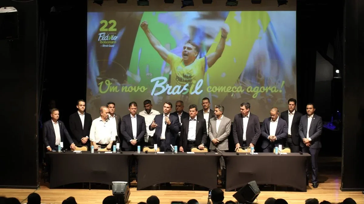 Flávio Bolsonaro reúne governadores aliados e busca votos de indecisos