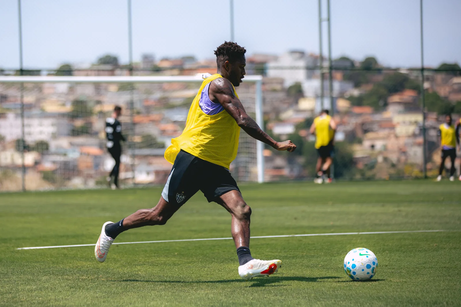 Fred encobre goleiro em atividade do Atlético na Cidade do Galo