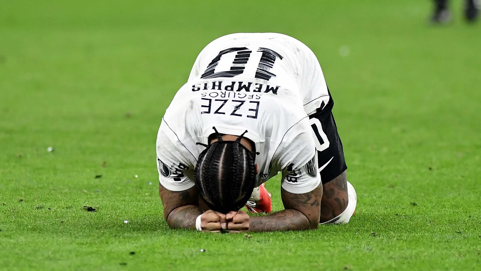 Memphis diz que seguirá no Corinthians após pênalti contra o Estudiantes