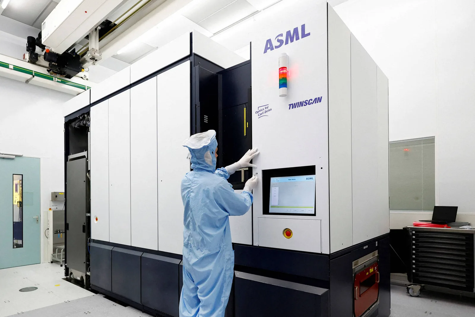 ASML prevê demanda por máquinas de chips acima da capacidade até 2028