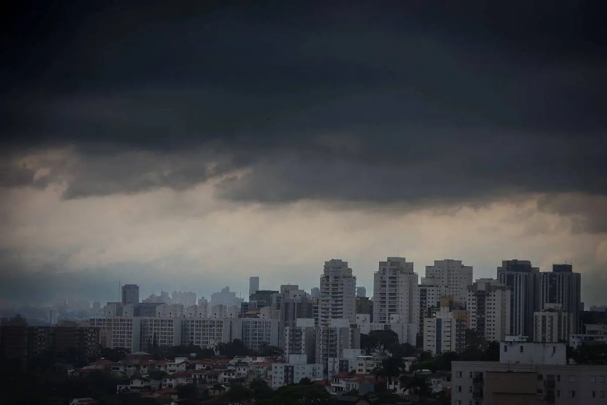 Frente fria reforça chuvas e ventos fortes em São Paulo neste sábado