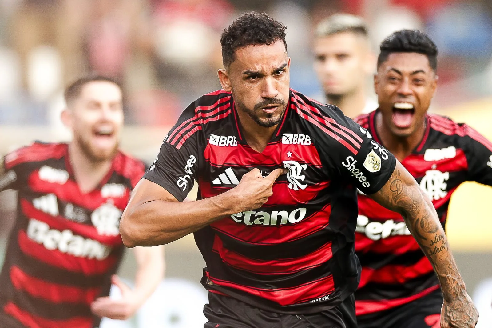 Flamengo acelera tratativas com Danilo e avalia novas extensões de contrato