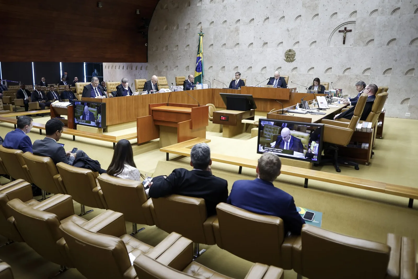 Decisão de Dino sobre postagem reacende debate sobre relatoria no STF