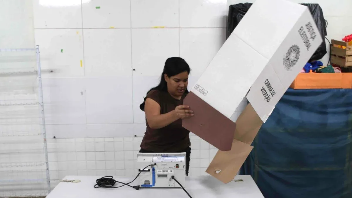 Exterior não registra troca de urnas até 15h30, aponta TSE