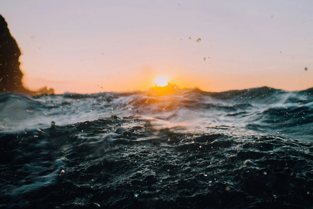 Oceanos registram recorde de calor armazenado em 2025, diz Copernicus