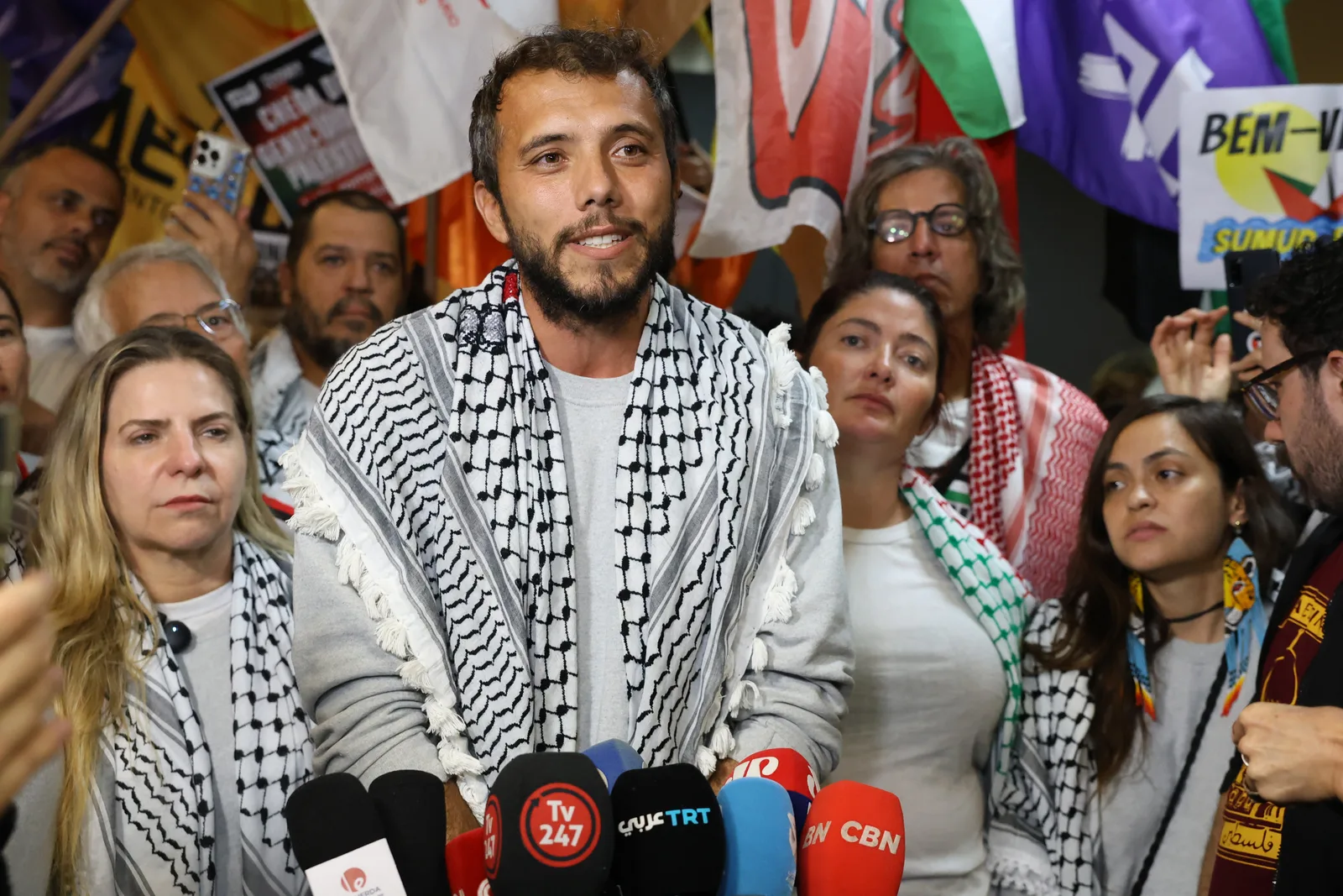 Ativista cola slogan pró-Palestina sobre placa de rua em São Paulo