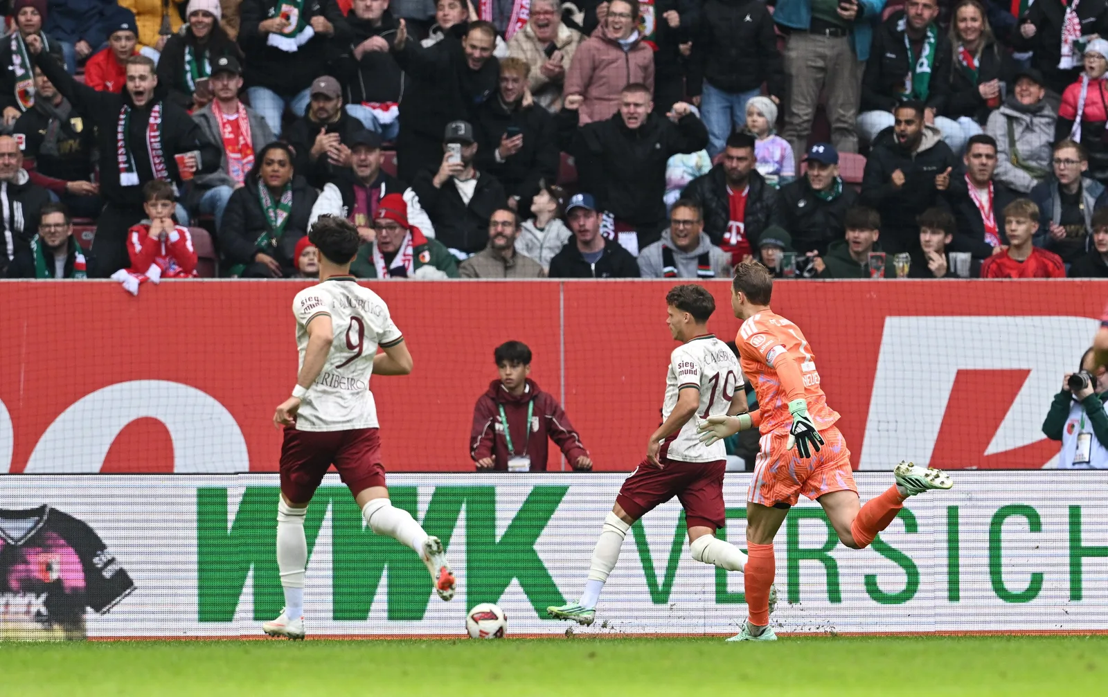 Neuer falha no início, sofre gol histórico e Bayern empata com Augsburg