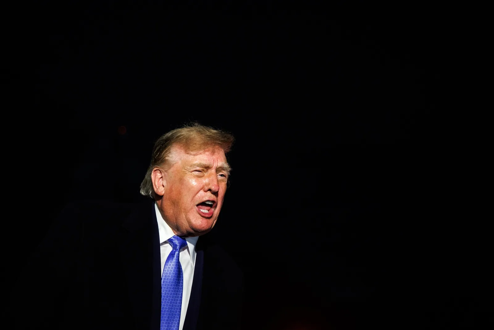 Irã pede acordo, mas Trump rejeita proposta após sete meses de guerra