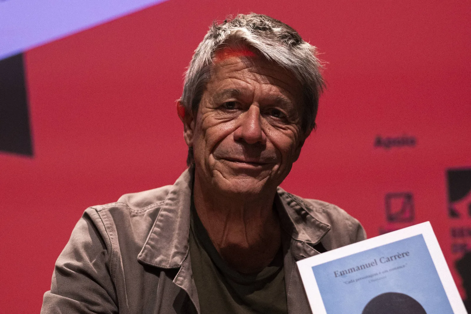 Carrère relata luto e criação literária em encontro da Companhia das Letras