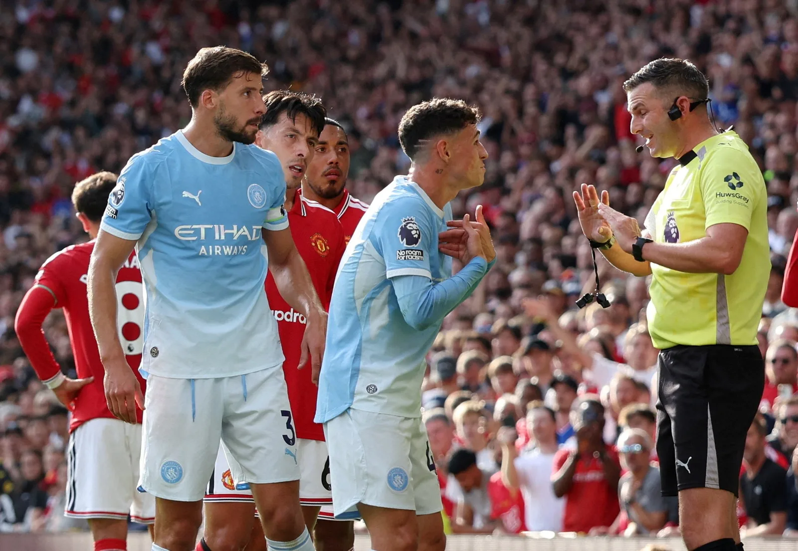 Foden sinaliza placar para torcida do United após expulsão em clássico