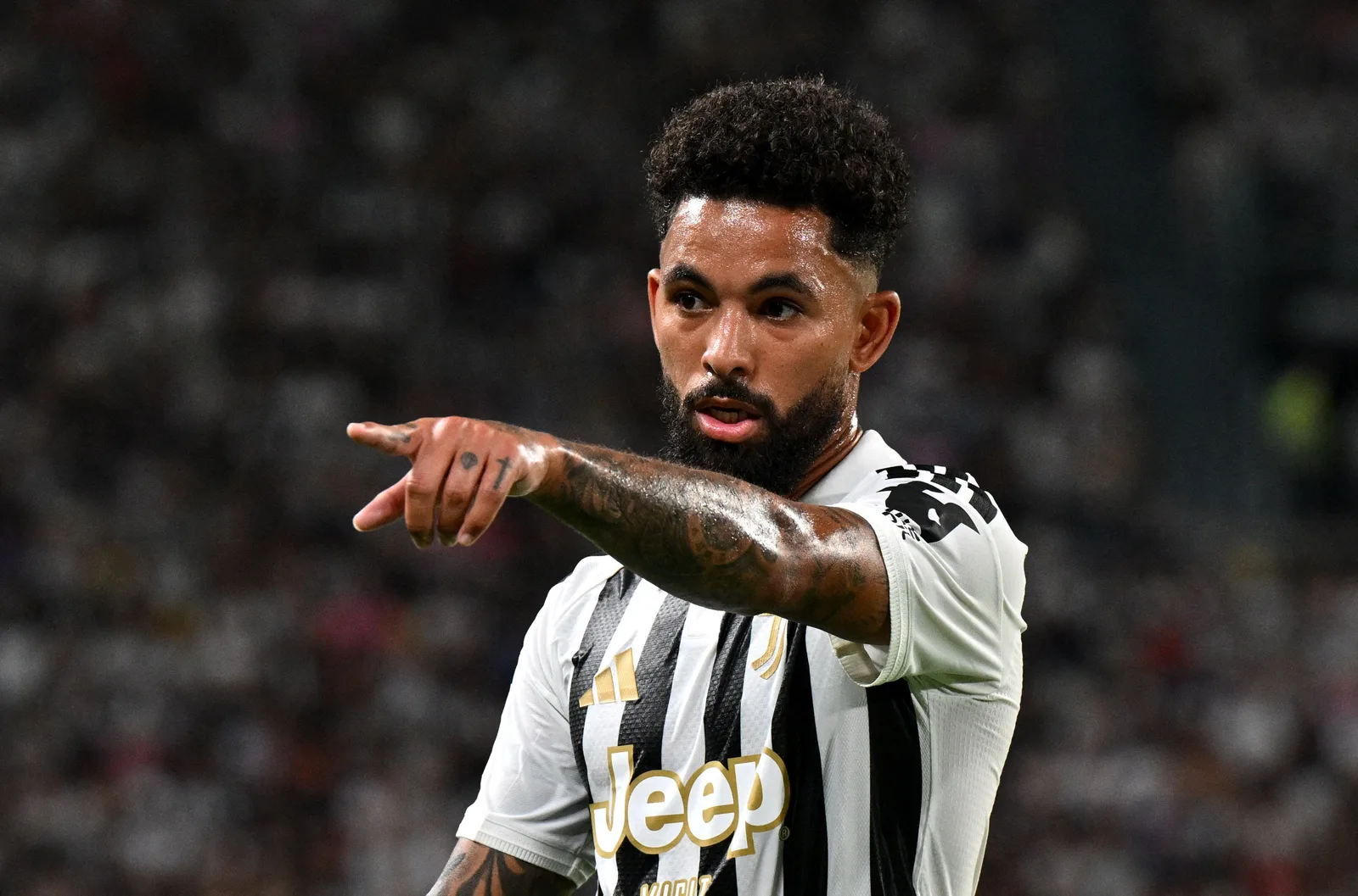 Douglas Luiz ganha espaço na Juventus após retorno ao futebol italiano