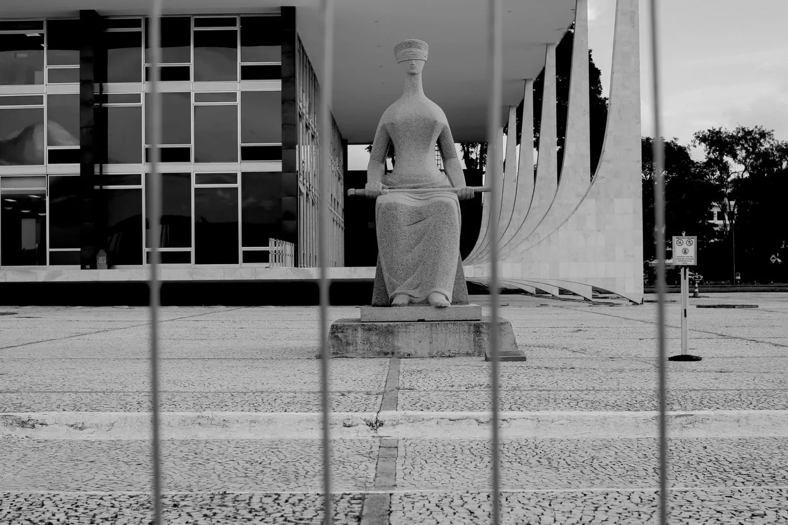 PEC prevê mandato de 8 anos para ministros do STF e limita decisões individuais