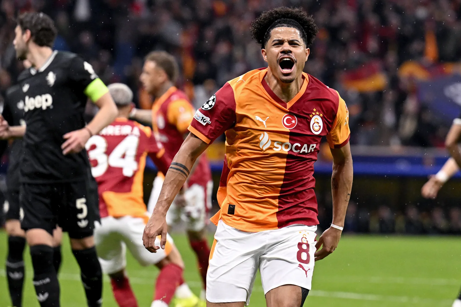 Gabriel Sara encara Salah em confronto entre Galatasaray e Trabzonspor