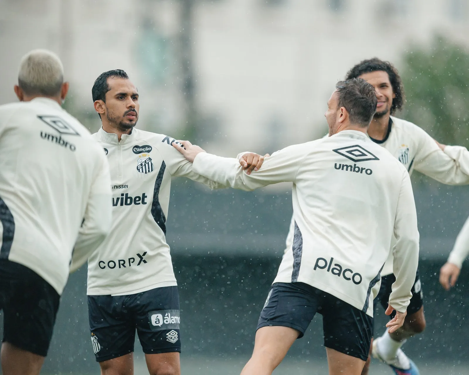 Arthur ganha força entre os titulares do Santos diante do Internacional
