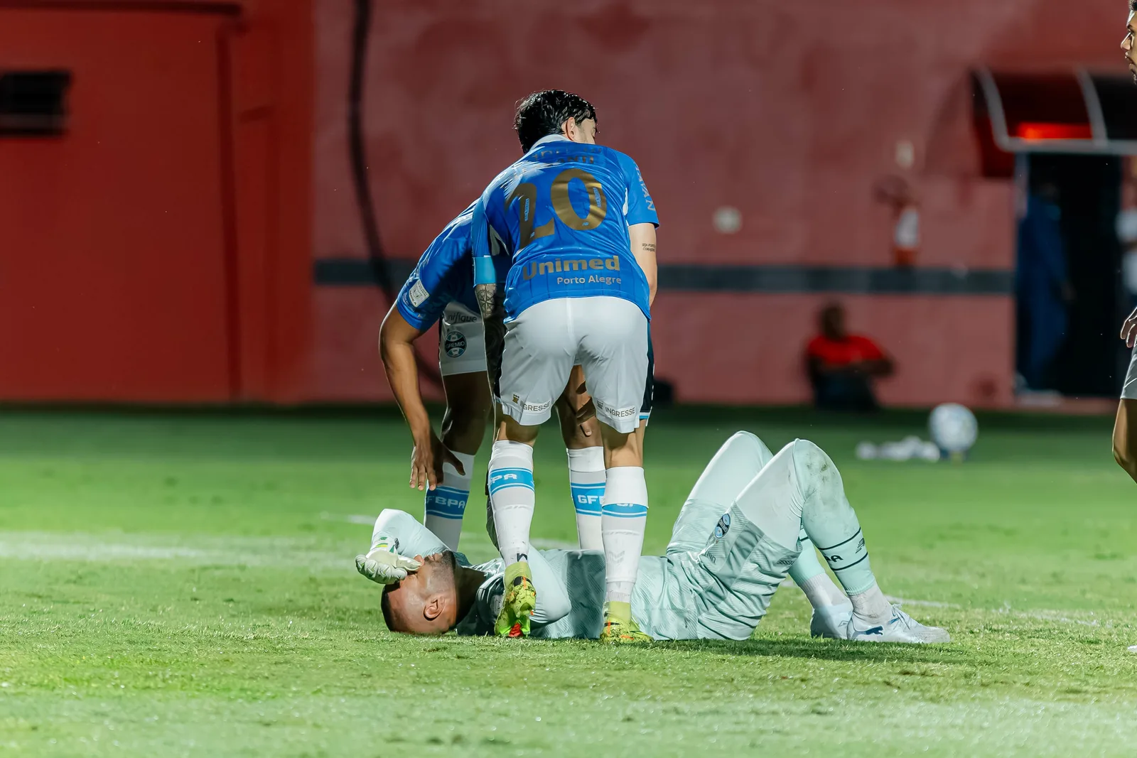 Weverton relata estar bem após queda antes de Vitória x Grêmio