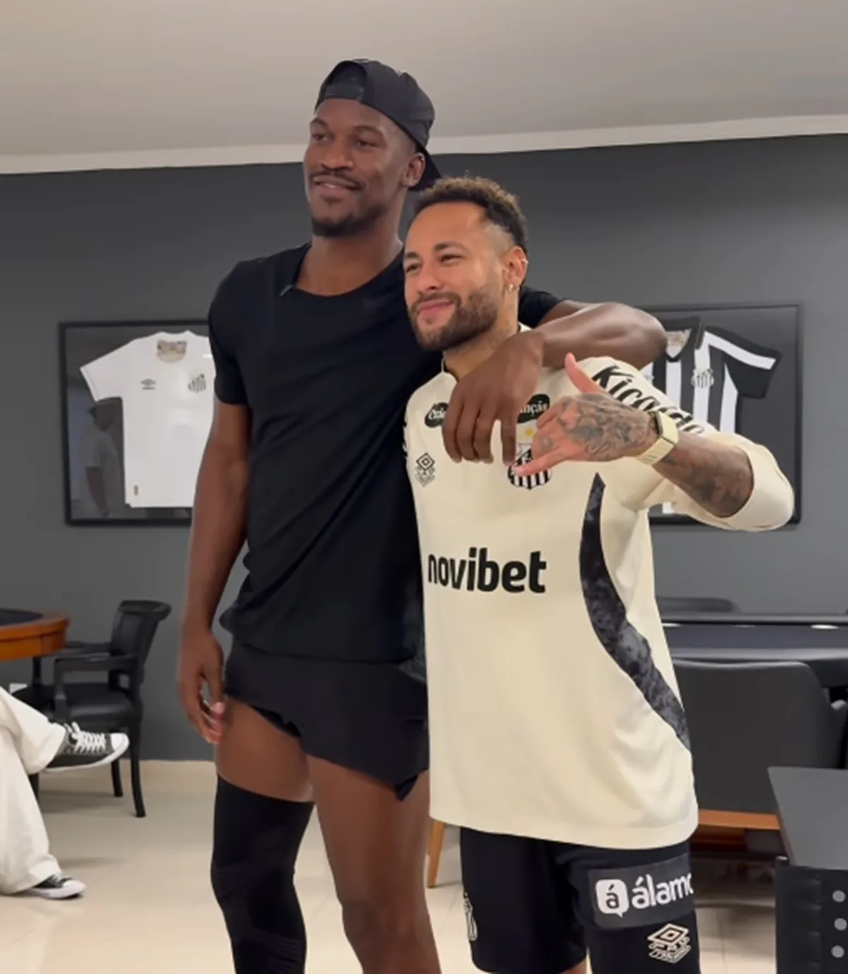 Jimmy Butler visita CT do Santos e ganha camisas autografadas