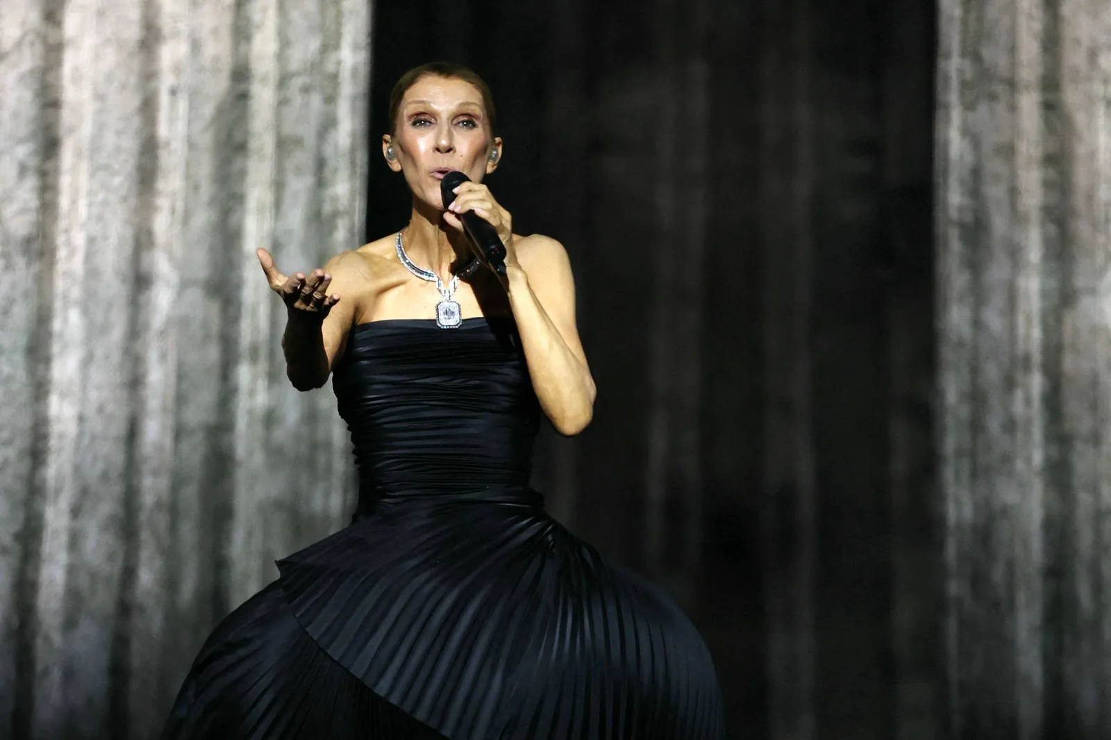 Céline Dion emociona fãs em retorno aos palcos em Paris