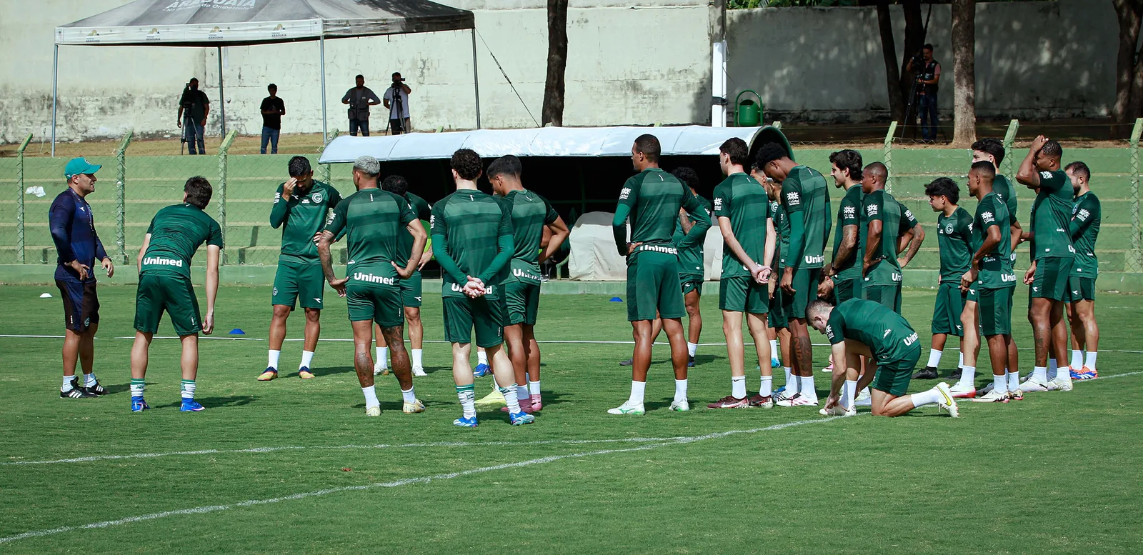Expulsão e gol no fim derrubam Goiás antes de clássico com Vila Nova