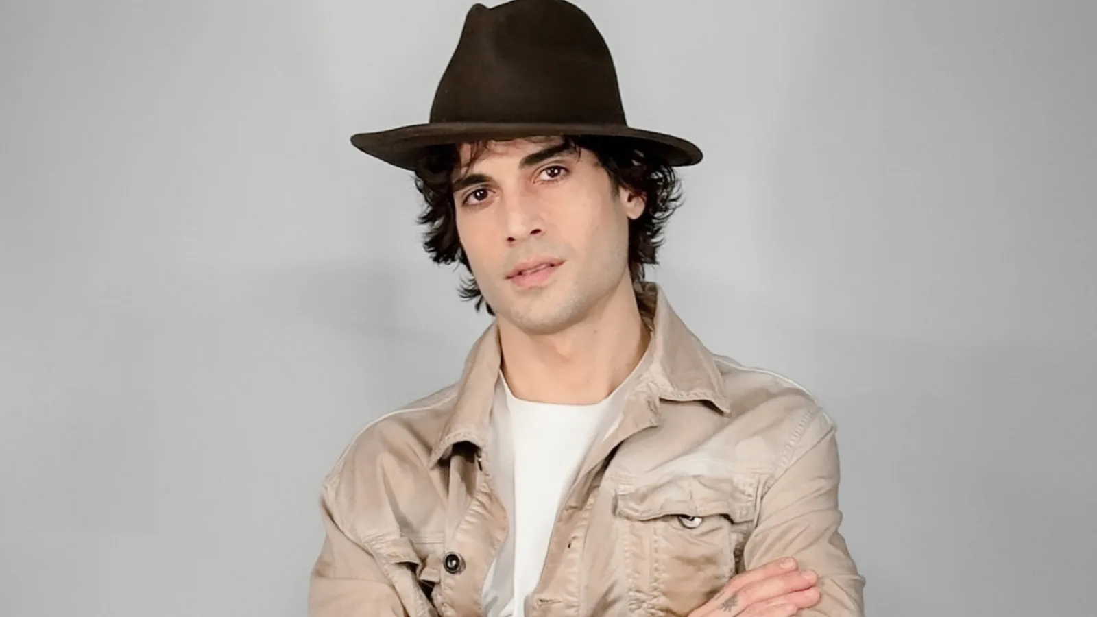 Fiuk interrompe apresentações após retomada musical em 2026