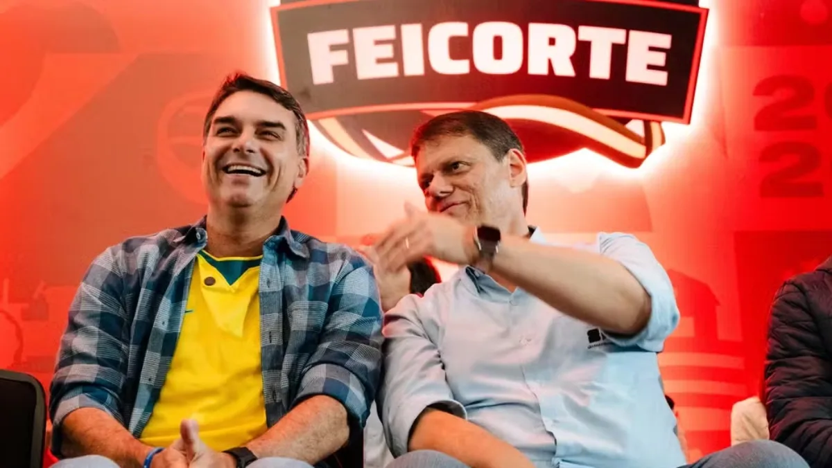 Tarcísio afirma que poderá viajar para apoiar Flávio em eventual segundo turno