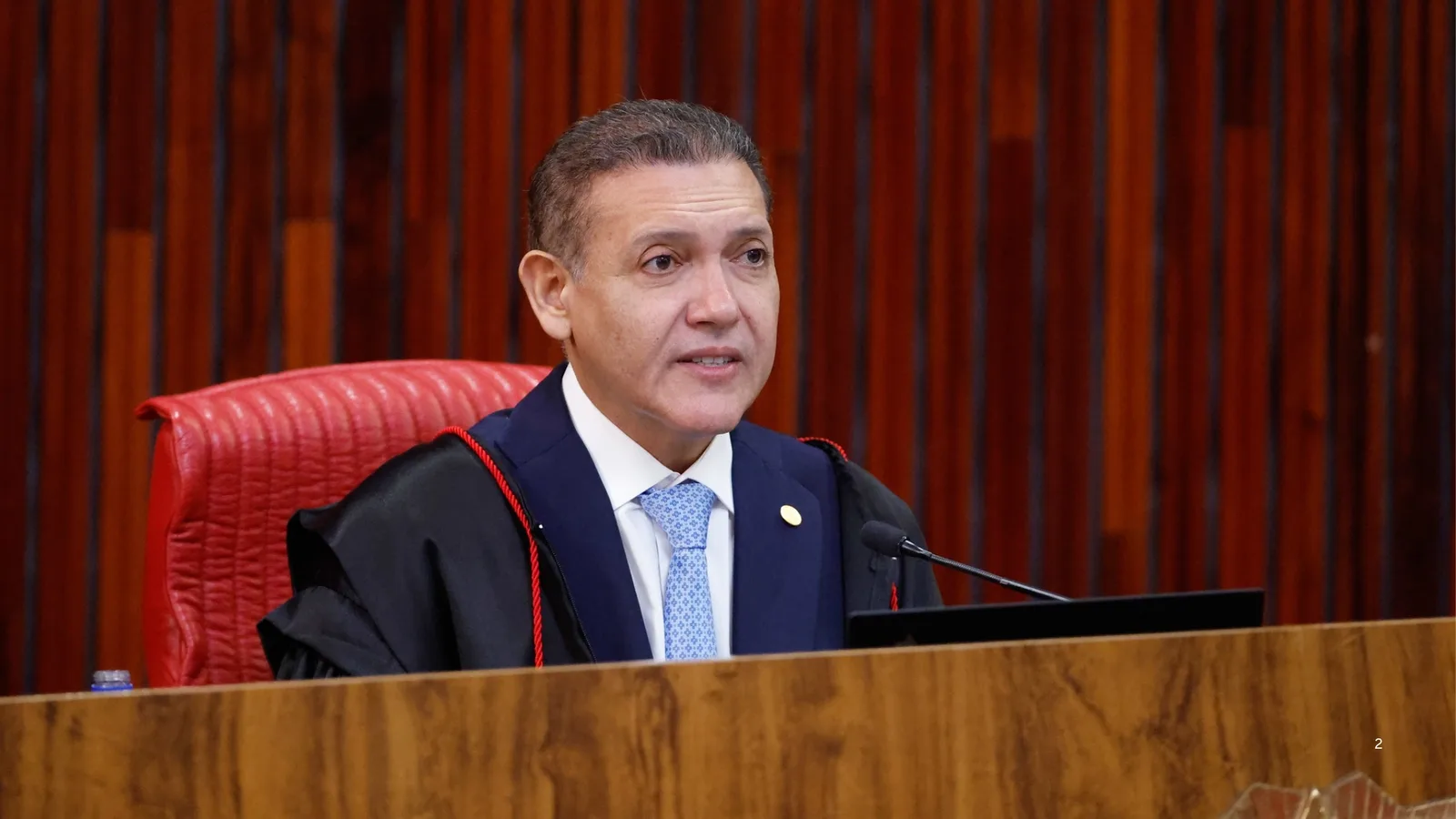 Presidente do TSE vota em trânsito e afirma que clima está sob controle