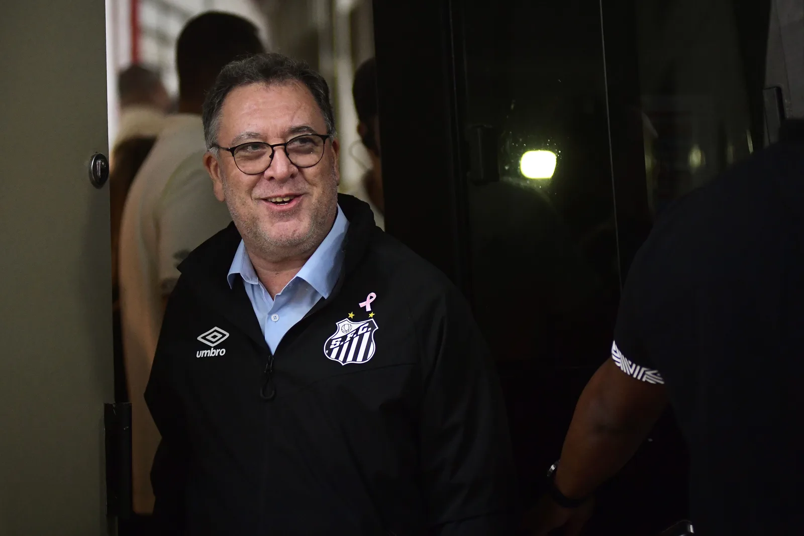 Decisão sobre Gabigol envolverá jogador e finanças, diz presidente do Santos