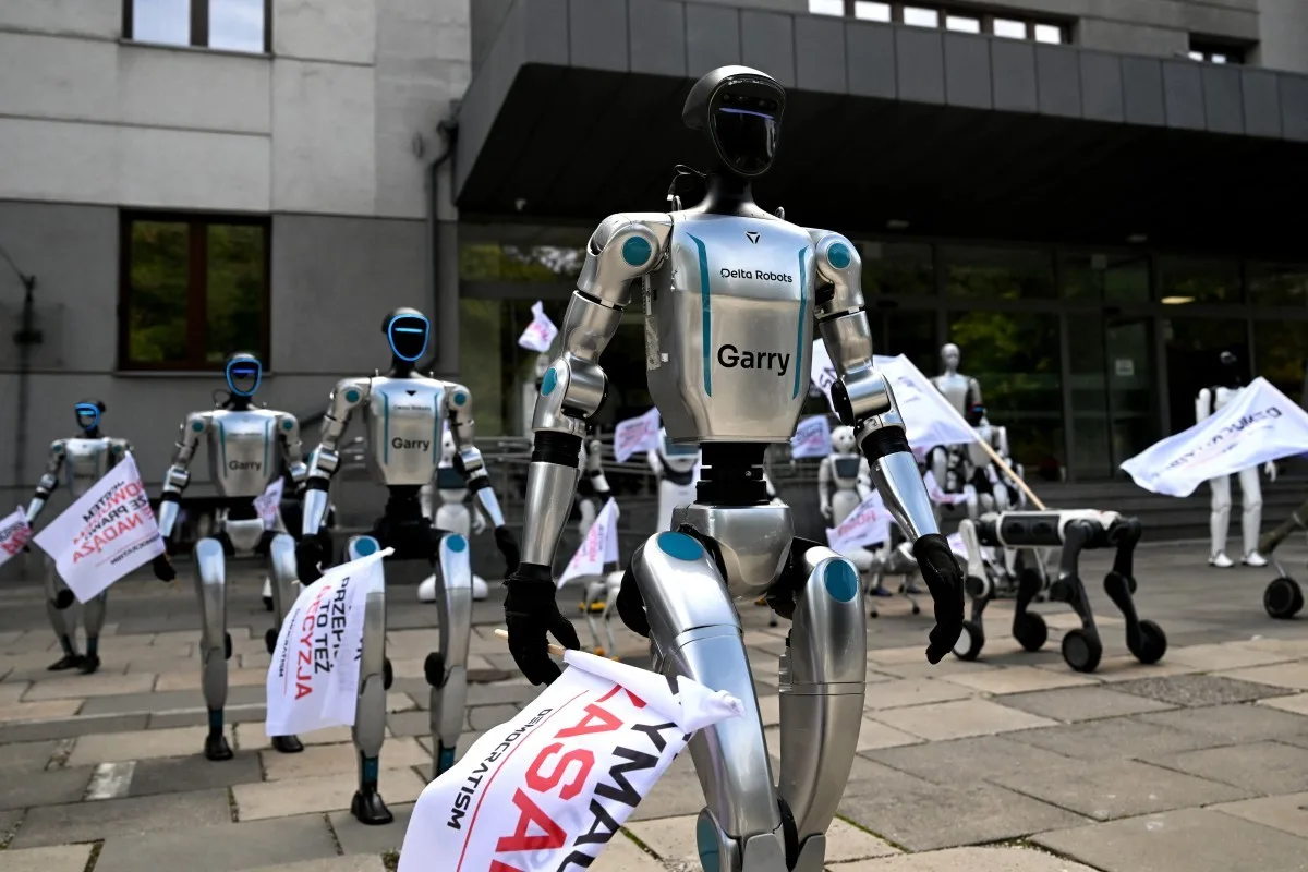 Robôs marcham em Varsóvia por regras para inteligência artificial