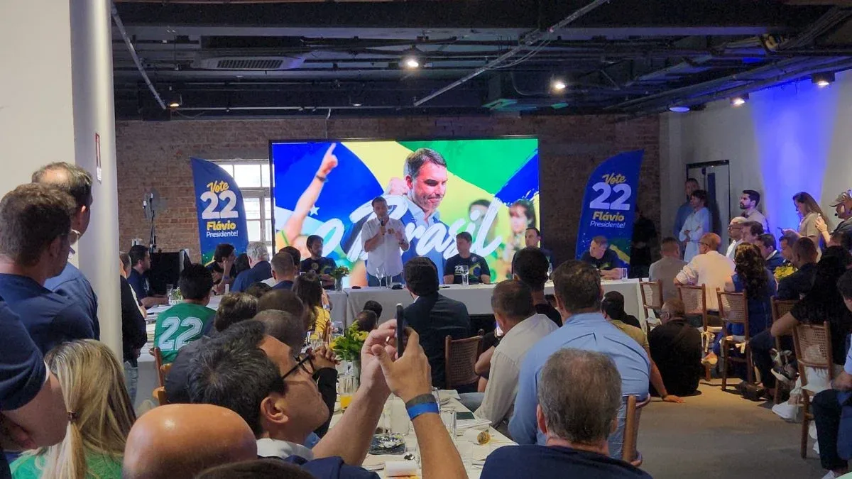 Flávio Bolsonaro acusa Lula de perseguir adversários e critica relação com o agro
